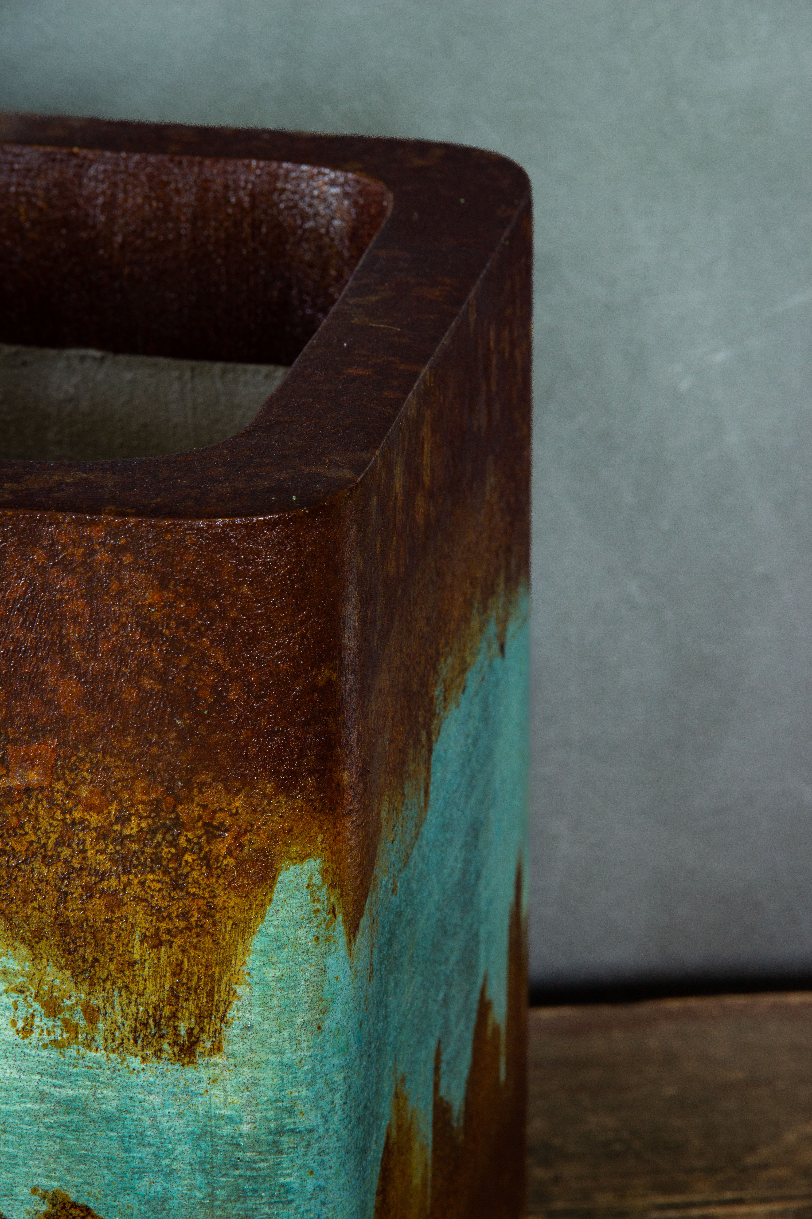 Osłonka w efekcie kortenu z turkusową patyną, rustykalne wykończenie, ręcznie wykonana